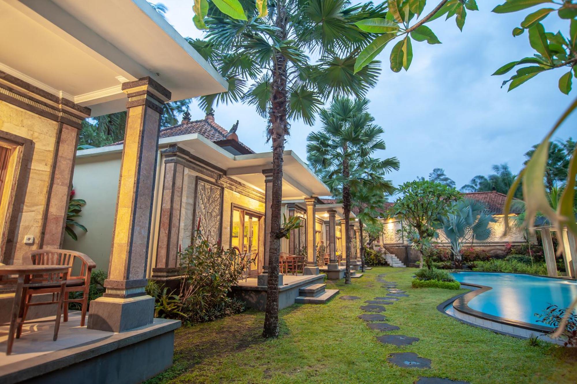 Hotel Abhirama And 3*